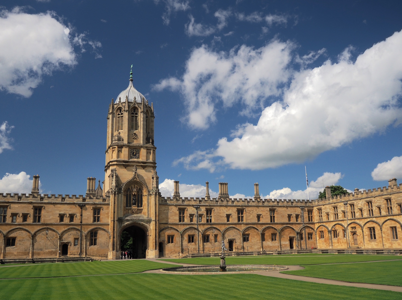 Tom Tower and the quadrangle at Christ Church, Oxford